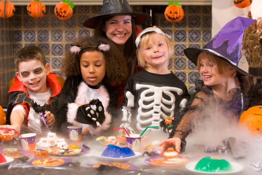 crianças entretidas na cozinha no halloween